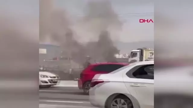 KOCAELİ YANAN OTOMOBİLDEN CANLARINI ZOR KURTARDILAR KOCAELİ YANAN OTOMOBİLDEN CANLARINI ZOR KURTARDILAR