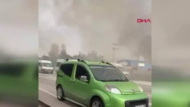 KOCAELİ YANAN OTOMOBİLDEN CANLARINI ZOR KURTARDILAR KOCAELİ YANAN OTOMOBİLDEN CANLARINI ZOR KURTARDILAR