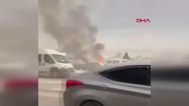 KOCAELİ YANAN OTOMOBİLDEN CANLARINI ZOR KURTARDILAR KOCAELİ YANAN OTOMOBİLDEN CANLARINI ZOR KURTARDILAR