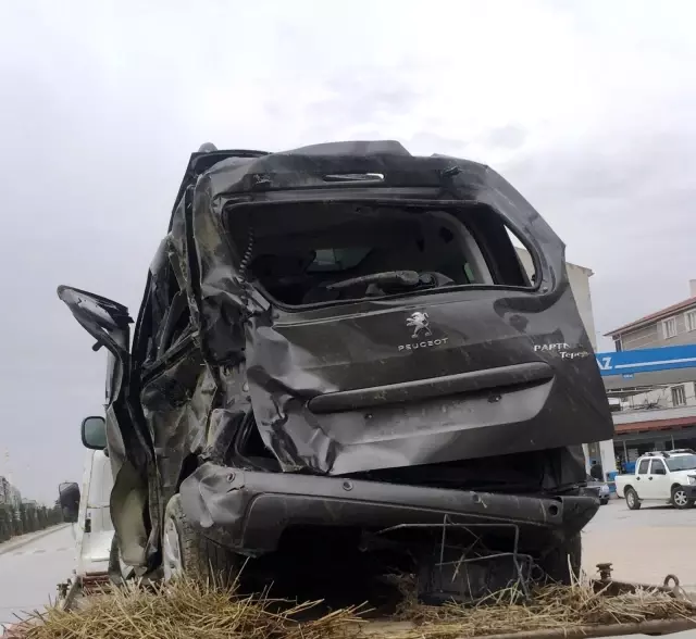 Kontrolden çıkan hafif ticari araç takla attı Kontrolden çıkan hafif ticari araç takla attı