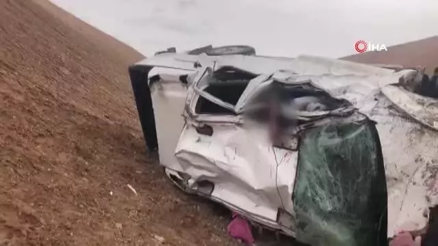 Kontrolden çıkan kamyonet takla attı: 2 ölü, 4 yaralı Kontrolden çıkan kamyonet takla attı: 2 ölü, 4 yaralı
