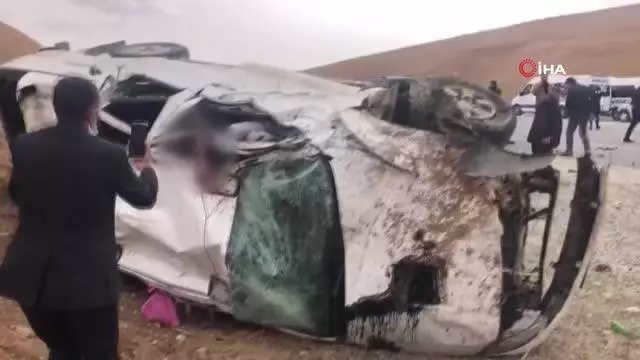 Kontrolden çıkan kamyonet takla attı: 2 ölü, 4 yaralı Kontrolden çıkan kamyonet takla attı: 2 ölü, 4 yaralı