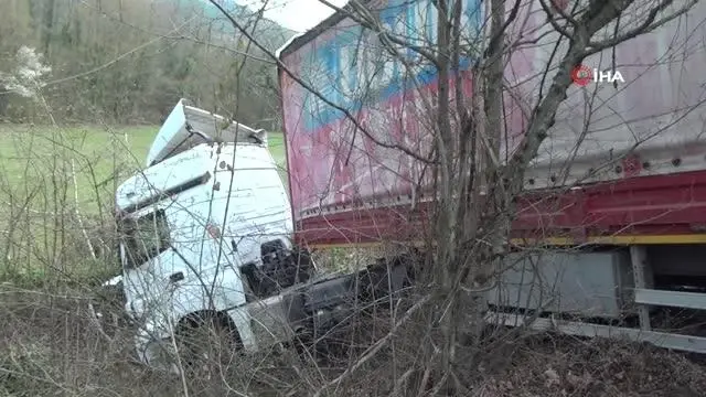 Kontrolden çıkan tır kaza yaptı, askıda kalan dorse yolu ulaşıma kapattı Kontrolden çıkan tır kaza yaptı, askıda kalan dorse yolu ulaşıma kapattı