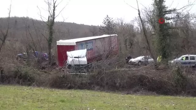 Kontrolden çıkan tır kaza yaptı, askıda kalan dorse yolu ulaşıma kapattı Kontrolden çıkan tır kaza yaptı, askıda kalan dorse yolu ulaşıma kapattı