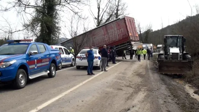 Kontrolden çıkan tır kaza yaptı, askıda kalan dorse yolu ulaşıma kapattı Kontrolden çıkan tır kaza yaptı, askıda kalan dorse yolu ulaşıma kapattı