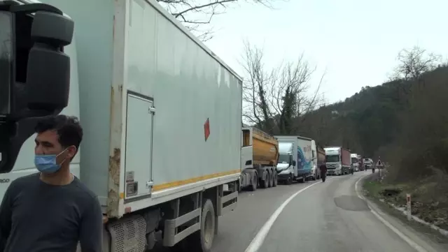 Kontrolden çıkan tır kaza yaptı, askıda kalan dorse yolu ulaşıma kapattı Kontrolden çıkan tır kaza yaptı, askıda kalan dorse yolu ulaşıma kapattı