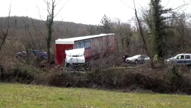Kontrolden çıkan tır kaza yaptı, askıda kalan dorse yolu ulaşıma kapattı Kontrolden çıkan tır kaza yaptı, askıda kalan dorse yolu ulaşıma kapattı