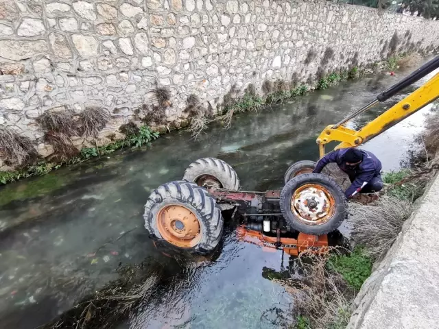 Kontrolden çıkan traktör sürücüsüyle Büyük Menderes Nehri'ne düştü Kontrolden çıkan traktör sürücüsüyle Büyük Menderes Nehri'ne düştü