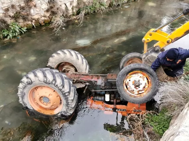 Kontrolden çıkan traktör sürücüsüyle Büyük Menderes Nehri'ne düştü Kontrolden çıkan traktör sürücüsüyle Büyük Menderes Nehri'ne düştü