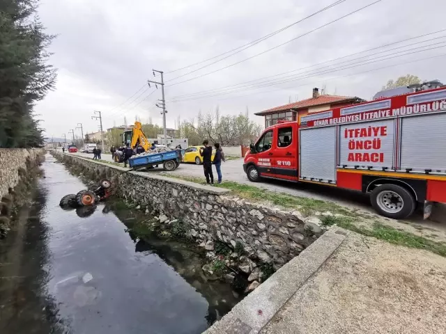 Kontrolden çıkan traktör sürücüsüyle Büyük Menderes Nehri'ne düştü Kontrolden çıkan traktör sürücüsüyle Büyük Menderes Nehri'ne düştü