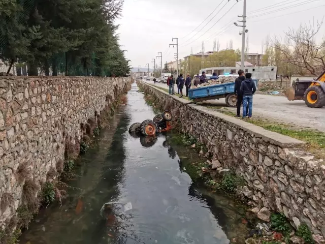 Kontrolden çıkan traktör sürücüsüyle Büyük Menderes Nehri'ne düştü Kontrolden çıkan traktör sürücüsüyle Büyük Menderes Nehri'ne düştü