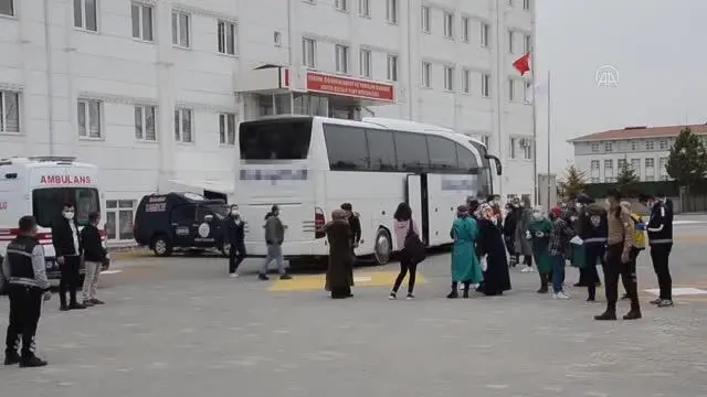 Kovid-19 testi pozitif çıkan yolcunun bulunduğu otobüsteki 16 kişi karantinaya alındı Kovid-19 testi pozitif çıkan yolcunun bulunduğu otobüsteki 16 kişi karantinaya alındı