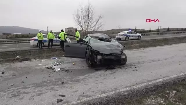 KÜTAHYA TAKLA ATAN OTOMOBİLDEKİ BİRİ ÇOCUK 3 KİŞİ YARALANDI KÜTAHYA TAKLA ATAN OTOMOBİLDEKİ BİRİ ÇOCUK 3 KİŞİ YARALANDI