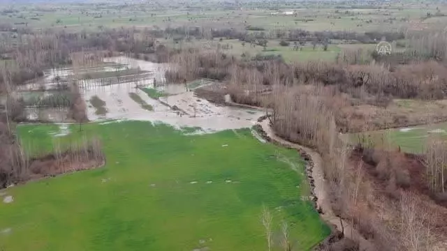 Kuvvetli sağanak nedeniyle ekili tarım arazileri sular altında kaldı Kuvvetli sağanak nedeniyle ekili tarım arazileri sular altında kaldı