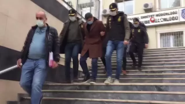 Son dakika: Kuyumcunun sandalyeyle kovaladığı silahlı soyguncular yakalandı Son dakika: Kuyumcunun sandalyeyle kovaladığı silahlı soyguncular yakalandı