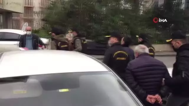 Son dakika: Kuyumcunun sandalyeyle kovaladığı silahlı soyguncular yakalandı Son dakika: Kuyumcunun sandalyeyle kovaladığı silahlı soyguncular yakalandı