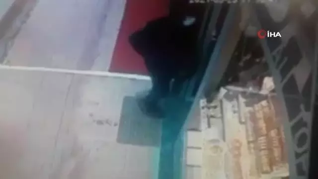 Son dakika: Kuyumcunun sandalyeyle kovaladığı silahlı soyguncular yakalandı Son dakika: Kuyumcunun sandalyeyle kovaladığı silahlı soyguncular yakalandı