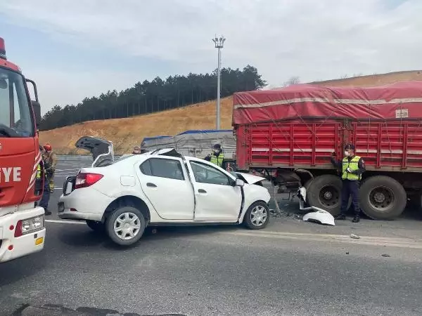 KUZEY MARMARA OTOYOLU'NDA GİŞELERDE KAMYONA ÇARPAN OTOMOBİL KAMERADA KUZEY MARMARA OTOYOLU'NDA GİŞELERDE KAMYONA ÇARPAN OTOMOBİL KAMERADA