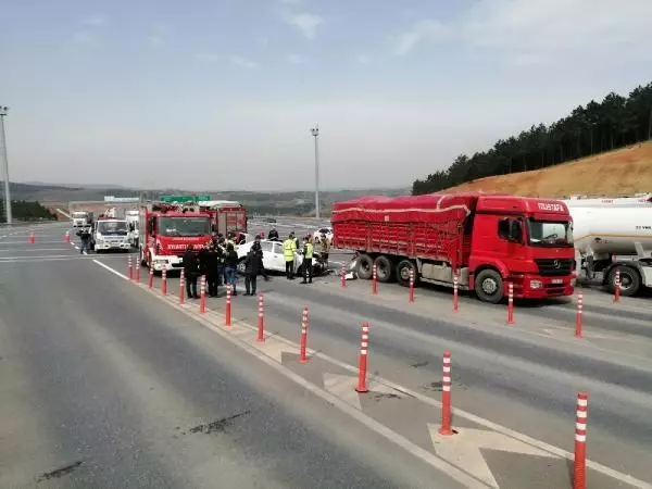 KUZEY MARMARA OTOYOLU'NDA GİŞELERDE KAMYONA ÇARPAN OTOMOBİL KAMERADA KUZEY MARMARA OTOYOLU'NDA GİŞELERDE KAMYONA ÇARPAN OTOMOBİL KAMERADA