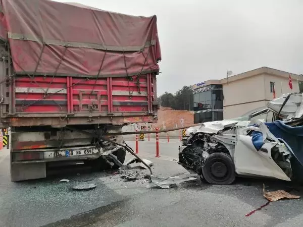 KUZEY MARMARA OTOYOLU'NDA GİŞELERDE KAMYONA ÇARPAN OTOMOBİL KAMERADA KUZEY MARMARA OTOYOLU'NDA GİŞELERDE KAMYONA ÇARPAN OTOMOBİL KAMERADA
