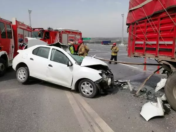 KUZEY MARMARA OTOYOLU'NDA GİŞELERDE KAMYONA ÇARPAN OTOMOBİL KAMERADA KUZEY MARMARA OTOYOLU'NDA GİŞELERDE KAMYONA ÇARPAN OTOMOBİL KAMERADA