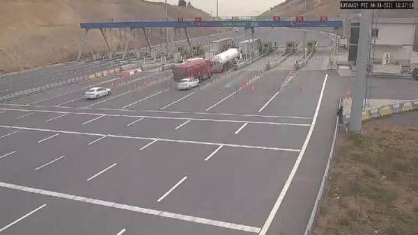 KUZEY MARMARA OTOYOLU'NDA GİŞELERDE KAMYONA ÇARPAN OTOMOBİL KAMERADA KUZEY MARMARA OTOYOLU'NDA GİŞELERDE KAMYONA ÇARPAN OTOMOBİL KAMERADA
