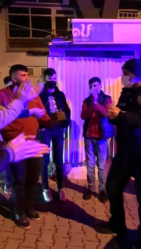 'Mahallede kavga var' diye çağrılan polislere pasta sürprizi 'Mahallede kavga var' diye çağrılan polislere pasta sürprizi