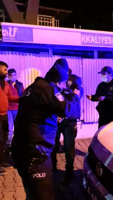 'Mahallede kavga var' diye çağrılan polislere pasta sürprizi 'Mahallede kavga var' diye çağrılan polislere pasta sürprizi