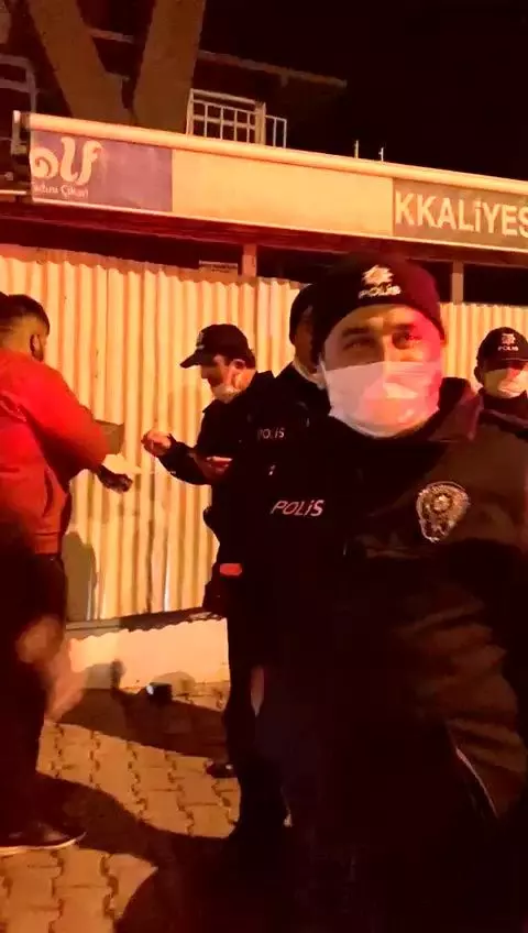 'Mahallede kavga var' diye çağrılan polislere pasta sürprizi 'Mahallede kavga var' diye çağrılan polislere pasta sürprizi