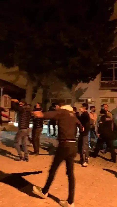 'Mahallede kavga var' diye çağrılan polislere pasta sürprizi 'Mahallede kavga var' diye çağrılan polislere pasta sürprizi