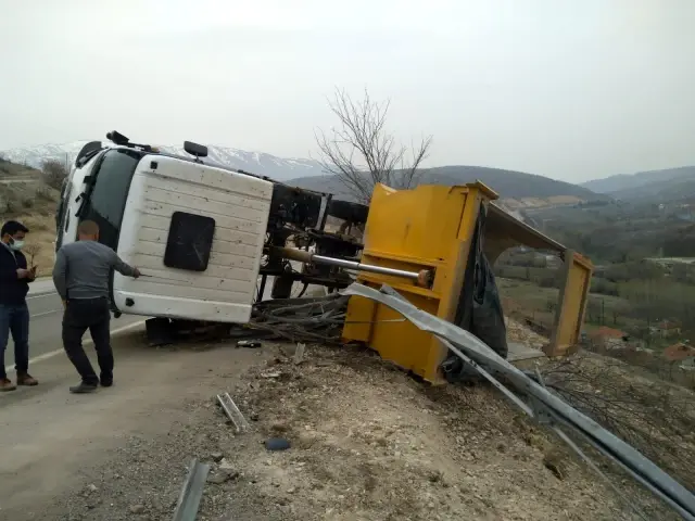 Hafriyat kamyonu devrildi: 1 yaralı Hafriyat kamyonu devrildi: 1 yaralı