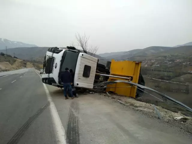 Hafriyat kamyonu devrildi: 1 yaralı Hafriyat kamyonu devrildi: 1 yaralı