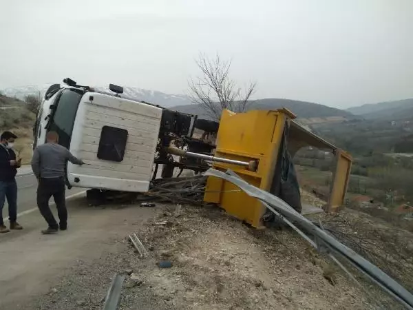 MALATYA'DA HAFRİYAT KAMYONU DEVRİLDİ; SÜRÜCÜ AĞIR YARALI MALATYA'DA HAFRİYAT KAMYONU DEVRİLDİ; SÜRÜCÜ AĞIR YARALI