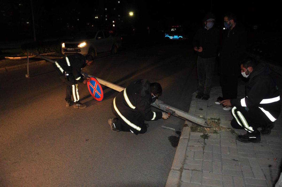 MEDAŞ'a ait aydınlatma direği sokağa devrildi