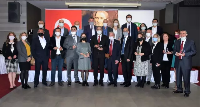 Adana Barosu'ndan meslekte 25 yılını dolduran avukatlara plaket Adana Barosu'ndan meslekte 25 yılını dolduran avukatlara plaket
