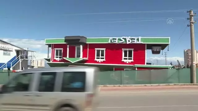 Son dakika haber... Mimari yapısıyla dikkati çeken 'ters ev' Kovid-19 önlemleriyle ziyaretçilerini ağırlıyor Son dakika haber... Mimari yapısıyla dikkati çeken 'ters ev' Kovid-19 önlemleriyle ziyaretçilerini ağırlıyor
