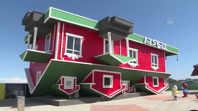 Son dakika haber... Mimari yapısıyla dikkati çeken 'ters ev' Kovid-19 önlemleriyle ziyaretçilerini ağırlıyor Son dakika haber... Mimari yapısıyla dikkati çeken 'ters ev' Kovid-19 önlemleriyle ziyaretçilerini ağırlıyor