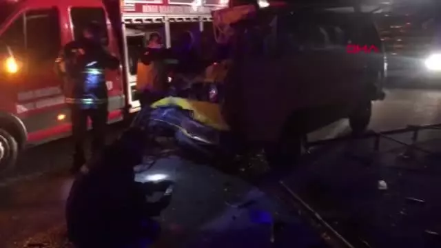 Son dakika haberleri! Minibüs, kamyonla çarpıştı: 1 ölü, 2 yaralı Son dakika haberleri! Minibüs, kamyonla çarpıştı: 1 ölü, 2 yaralı