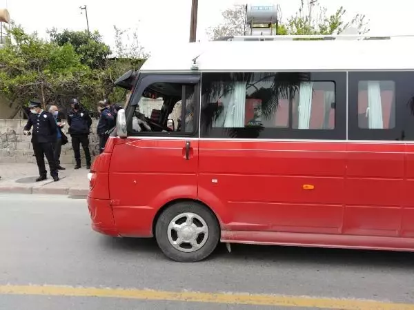 Minibüs sürücüsü tabancayla ayaklarından vuruldu Minibüs sürücüsü tabancayla ayaklarından vuruldu
