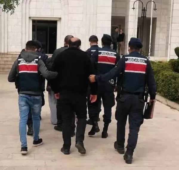 Muğla'da haklarında hapis cezası bulunan 3 hükümlü yakalandı Muğla'da haklarında hapis cezası bulunan 3 hükümlü yakalandı
