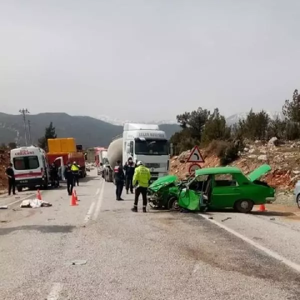 Muğla'da otomobil ile TIR çarpıştı: 2 ölü Muğla'da otomobil ile TIR çarpıştı: 2 ölü