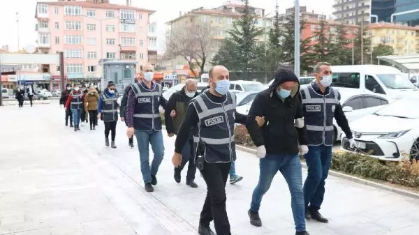 Son dakika haber... Niğde'de 'fuhuş' operasyonu: 3'ü kadın 5 gözaltı Son dakika haber... Niğde'de 'fuhuş' operasyonu: 3'ü kadın 5 gözaltı