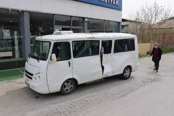 Otomobil, yan yoldaki yolcu minibüsüne çarptı: 7 yaralı Otomobil, yan yoldaki yolcu minibüsüne çarptı: 7 yaralı