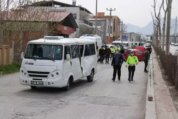 Otomobil, yan yoldaki yolcu minibüsüne çarptı: 7 yaralı Otomobil, yan yoldaki yolcu minibüsüne çarptı: 7 yaralı