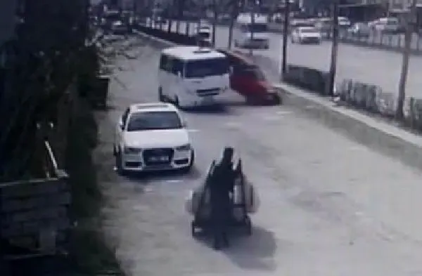 Otomobil, yan yoldaki yolcu minibüsüne çarptı: 7 yaralı Otomobil, yan yoldaki yolcu minibüsüne çarptı: 7 yaralı