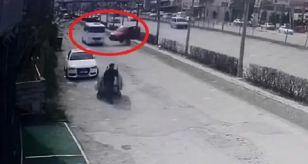 Otomobil, yan yoldaki yolcu minibüsüne çarptı: 7 yaralı Otomobil, yan yoldaki yolcu minibüsüne çarptı: 7 yaralı
