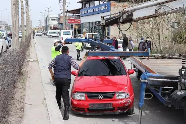 Otomobil, yan yoldaki yolcu minibüsüne çarptı: 7 yaralı Otomobil, yan yoldaki yolcu minibüsüne çarptı: 7 yaralı