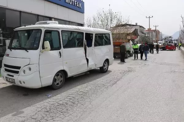 Otomobil, yan yoldaki yolcu minibüsüne çarptı: 7 yaralı Otomobil, yan yoldaki yolcu minibüsüne çarptı: 7 yaralı