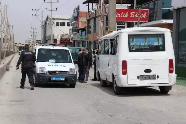 Otomobil, yan yoldaki yolcu minibüsüne çarptı: 7 yaralı Otomobil, yan yoldaki yolcu minibüsüne çarptı: 7 yaralı