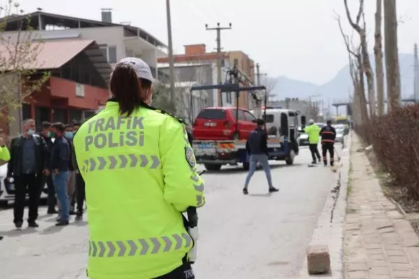 Otomobil, yan yoldaki yolcu minibüsüne çarptı: 7 yaralı Otomobil, yan yoldaki yolcu minibüsüne çarptı: 7 yaralı